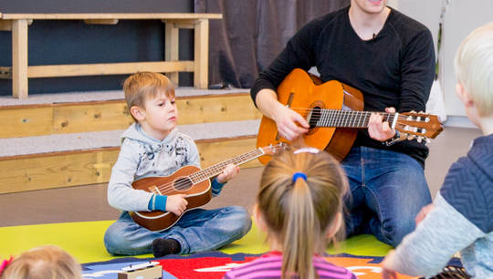 Link til Barnehagelæreren bruker musikk i barnehagen